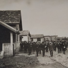 Emilio Caldara e Angelo Filippetti all'inaugurazione del villaggio Mac Mahon, 1919